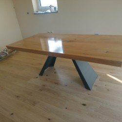 Miza iz masivnega lesa s kovinskim podnožjem