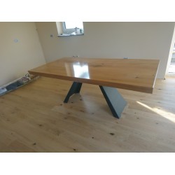 Miza iz masivnega lesa s kovinskim podnožjem