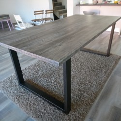 Miza iz iverala s kovinskim podnožjem