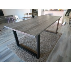 Miza iz iverala s kovinskim podnožjem