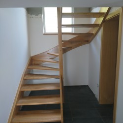 Stopnice iz masivnega lesa